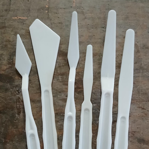 Palette knives, plastic (set of 6)